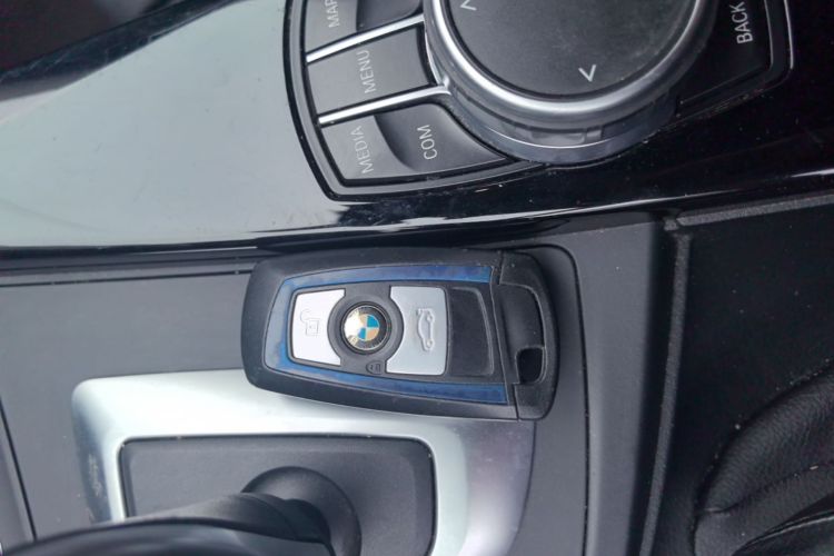 BMW 3 Series 2019 car image #9