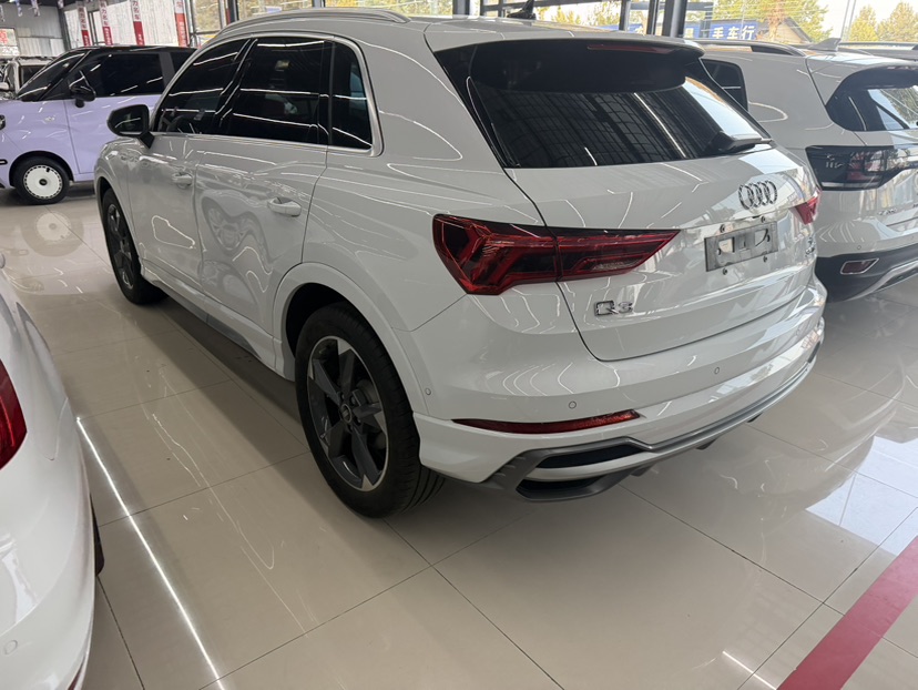 Audi Q3 2023 car image #4