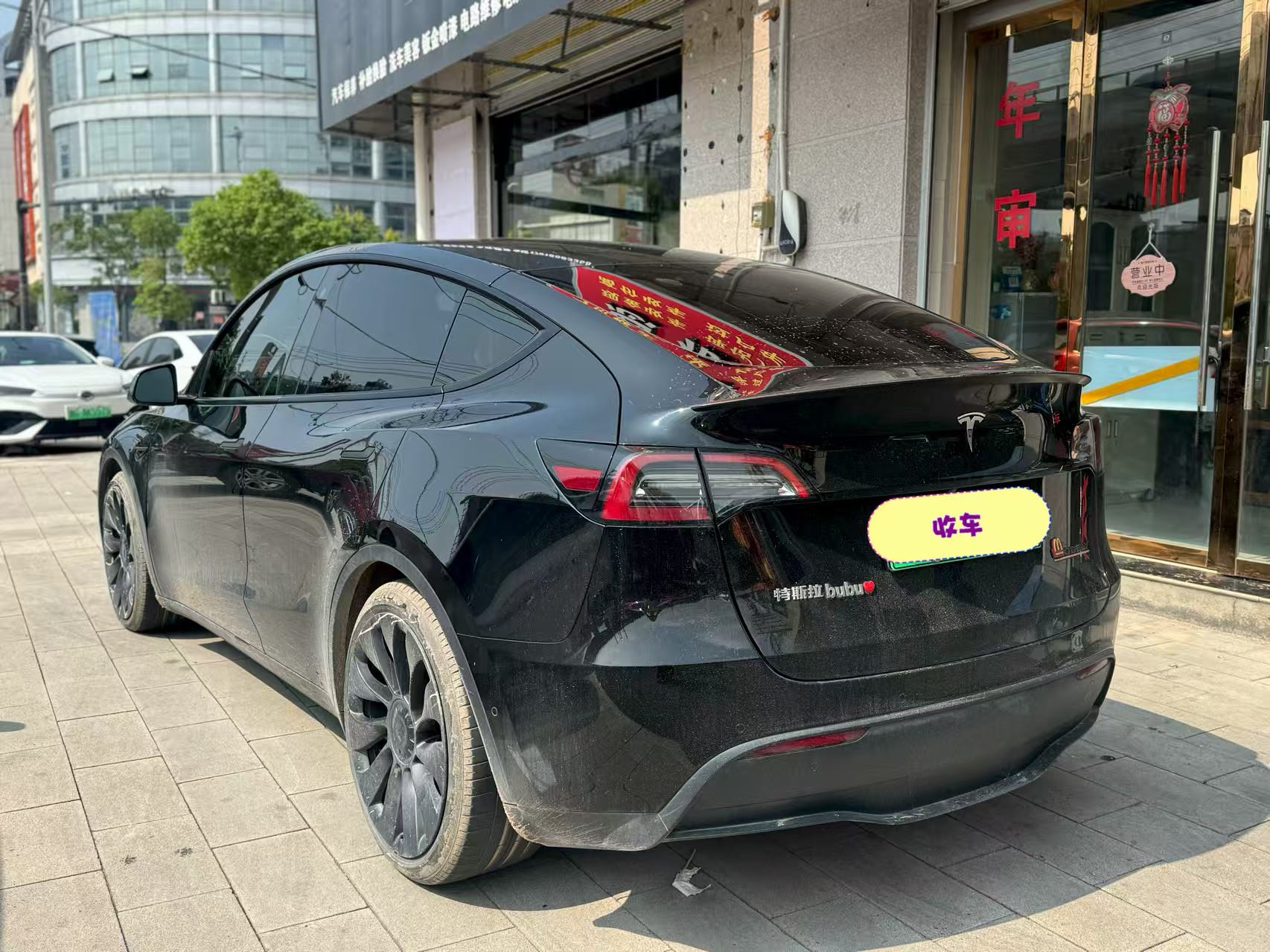 Tesla Model Y 2023 car image #2