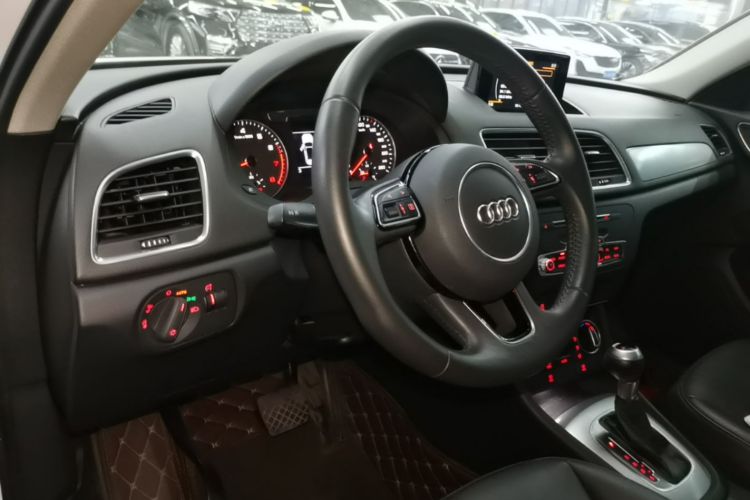 Audi Q3 2019 car image #10