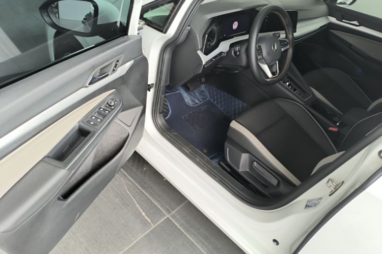 Volkswagen Golf 2023 car image #12