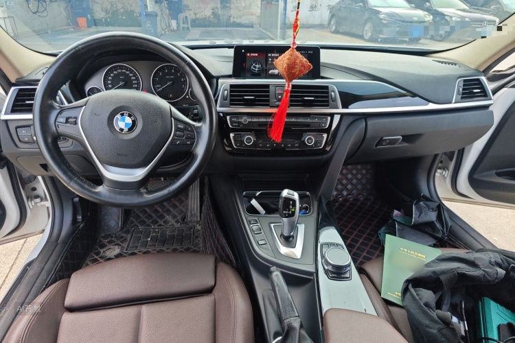BMW 3 Series 2019 car image #11