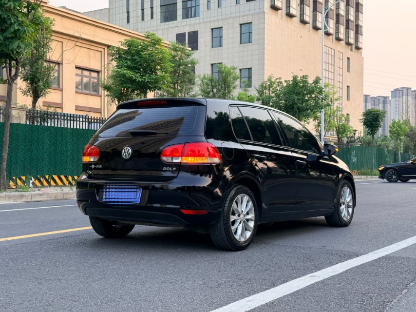 Volkswagen Golf 2010 car image #8