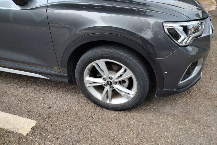Audi Q3 2021 car image #9