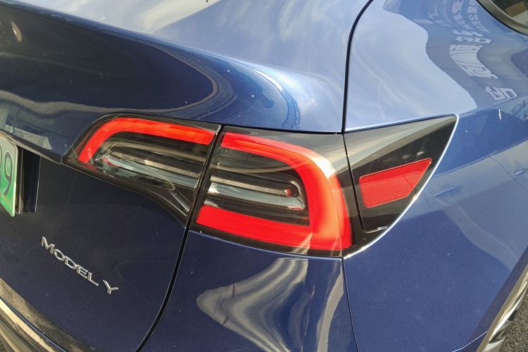 Tesla Model Y 2023 car image #8