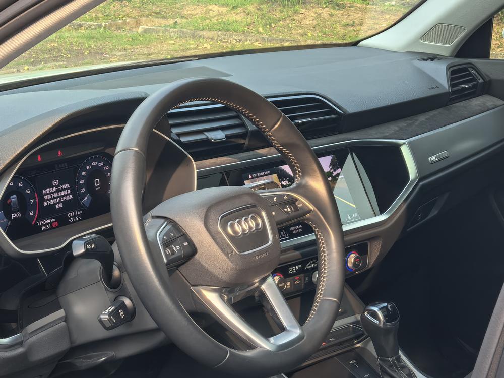 Audi Q3 2020 car image #11