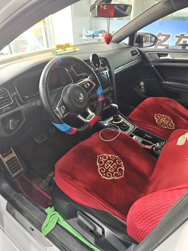 Volkswagen Golf 2020 car image #2