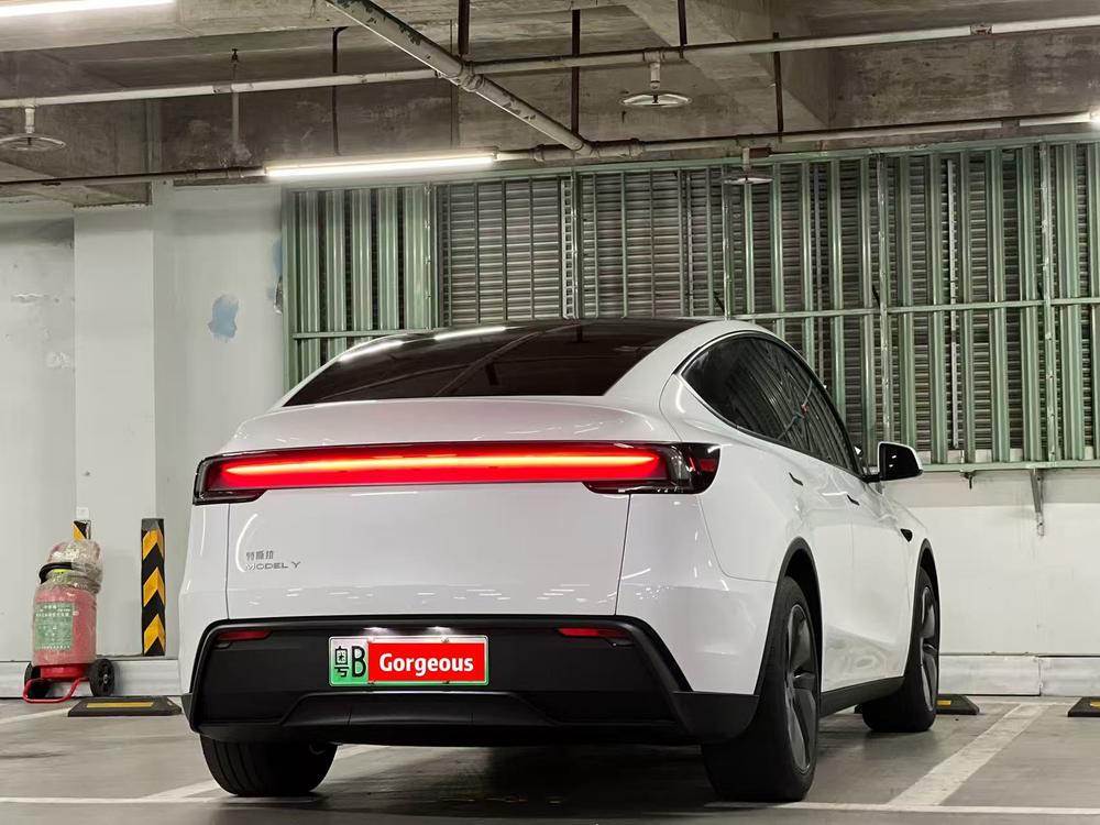 Tesla Model Y 2025 #4 Tesla Model Y 2025 car image #4