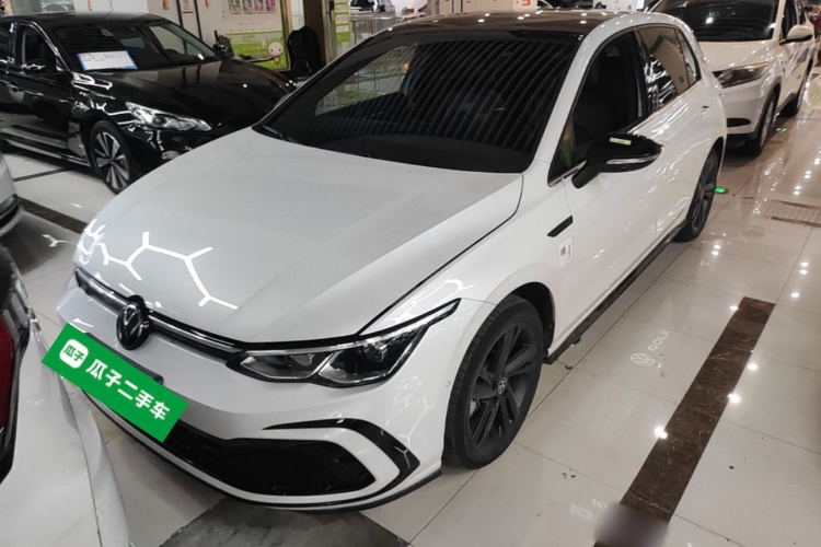 Volkswagen Golf 2024 car image #2