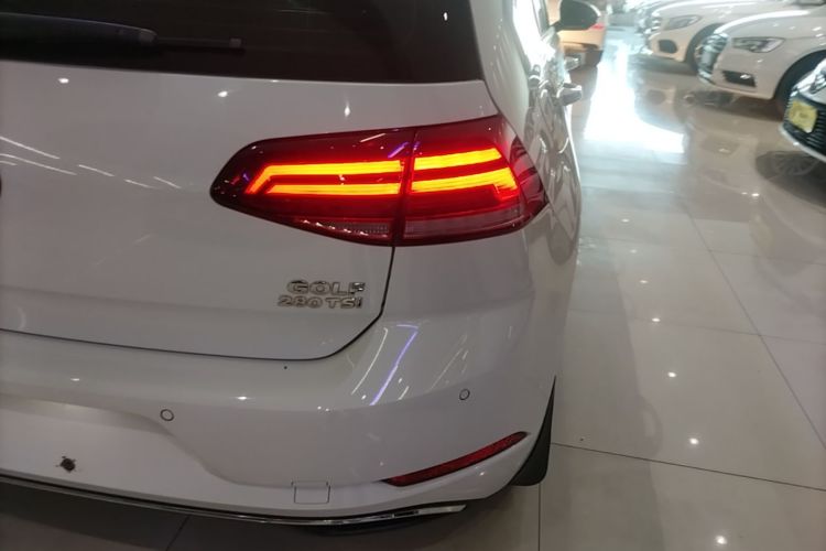 Volkswagen Golf 2019 car image #8