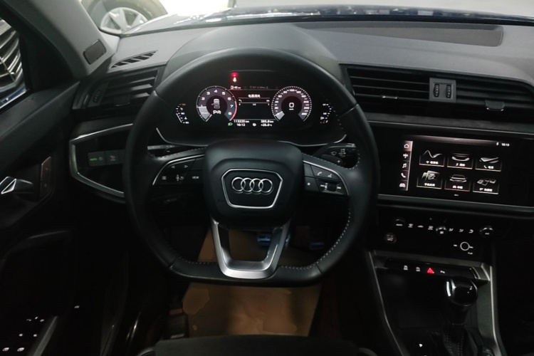 Audi Q3 2020 car image #11
