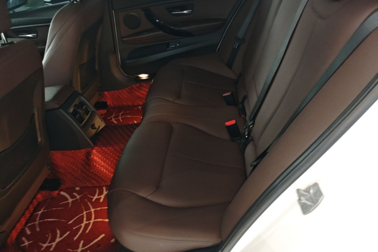 BMW 3 Series 2018 car image #17