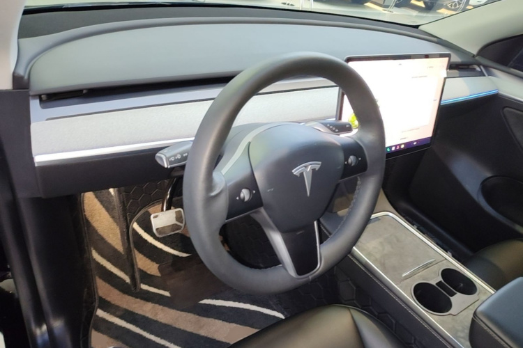 Tesla Model Y 2024 immagine di auto #10