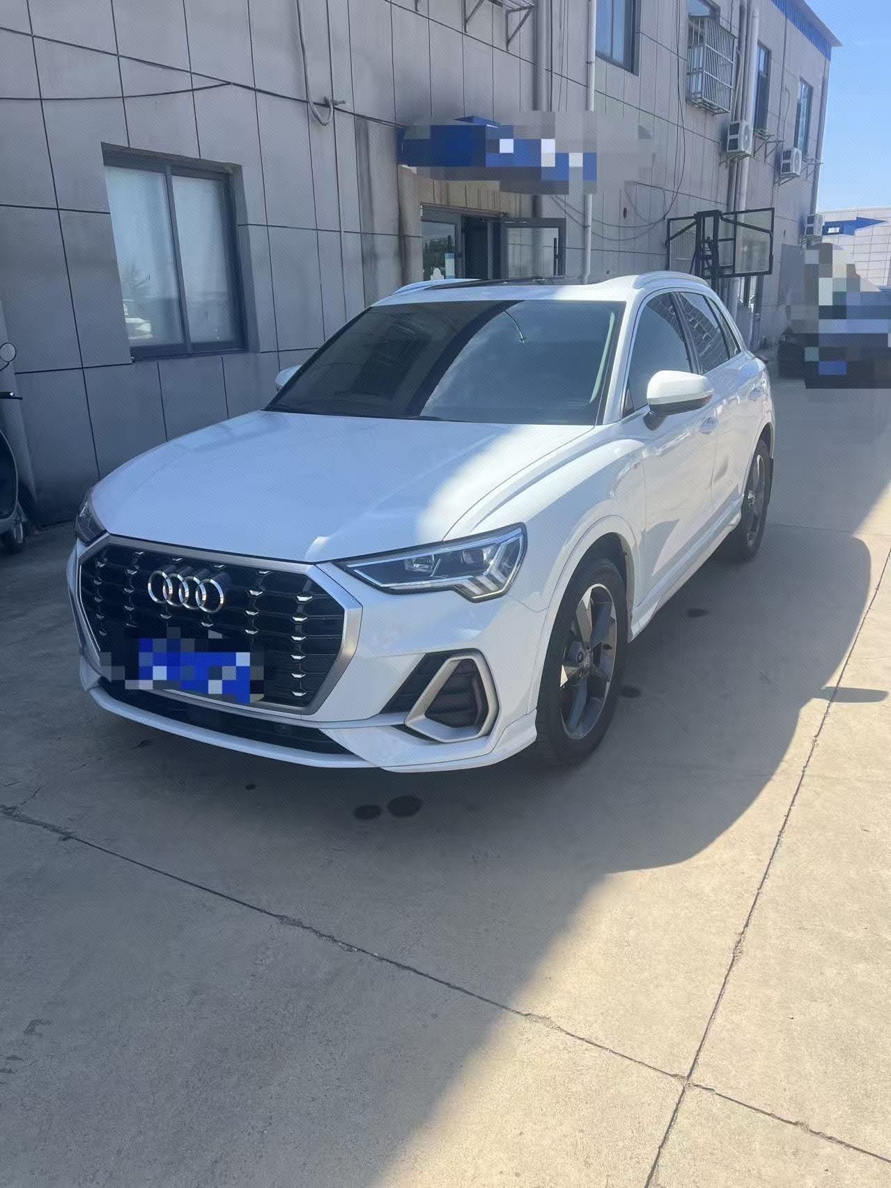Audi Q3 2023 immagine di auto 