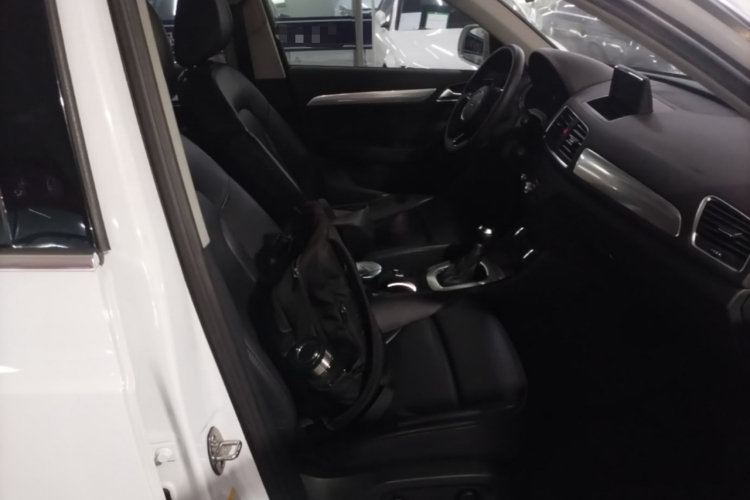 Audi Q3 2015 car image #24