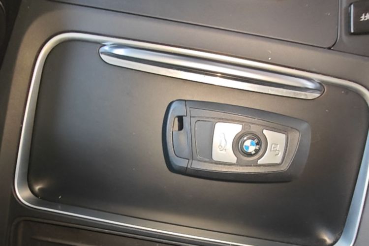 BMW 3 Series 2018 car image #9