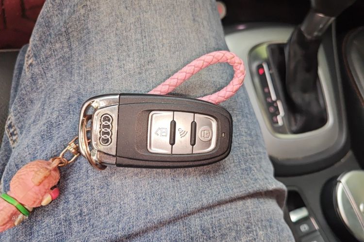 Audi Q3 2018 car image #10