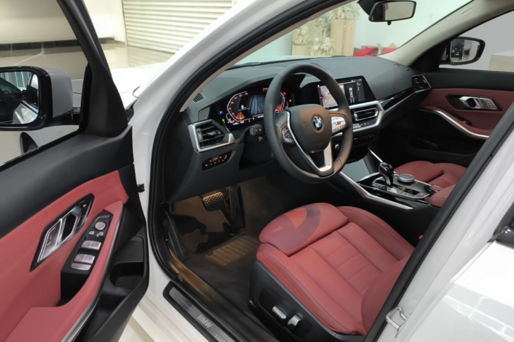 BMW 3 Series 2021 car image #16