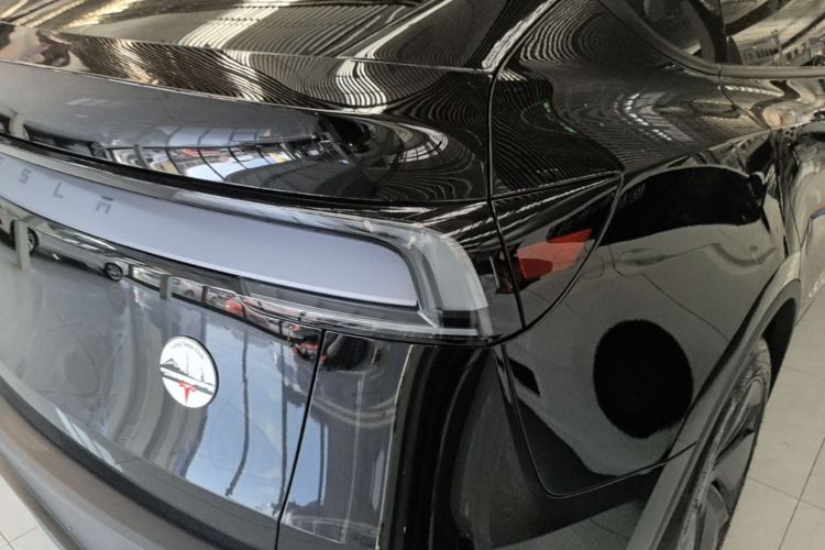 Tesla Model Y 2025 #8 Tesla Model Y 2025 car image #8