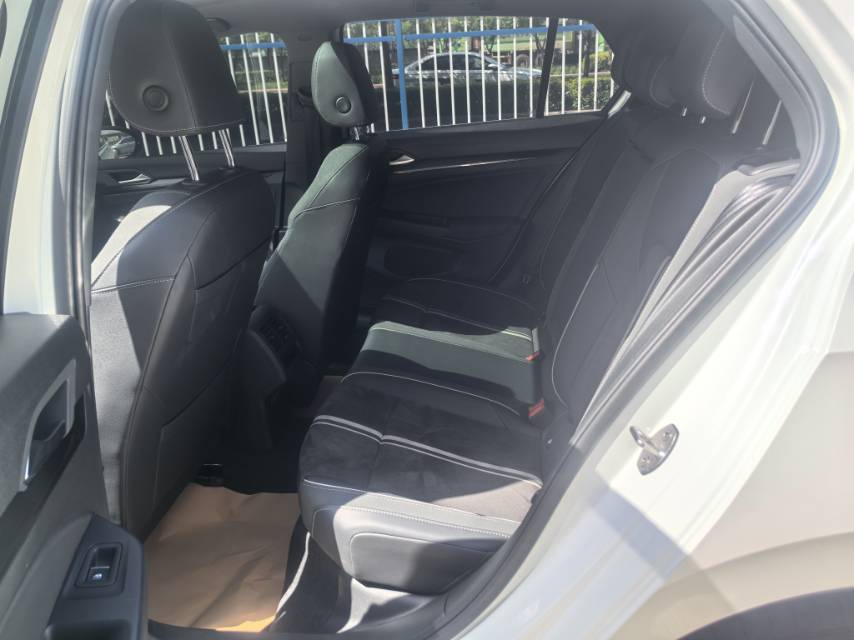 Volkswagen Golf 2023 car image #5