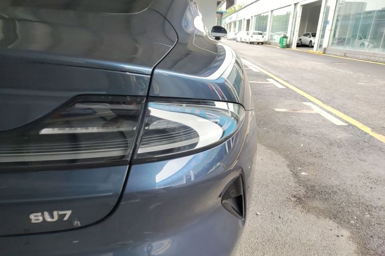 MI SU7 2024 immagine di auto #8