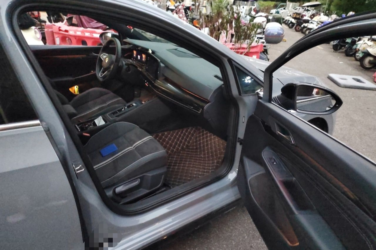 Volkswagen Golf 2023 car image #21