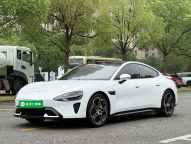 MI SU7 2025 immagine di auto 