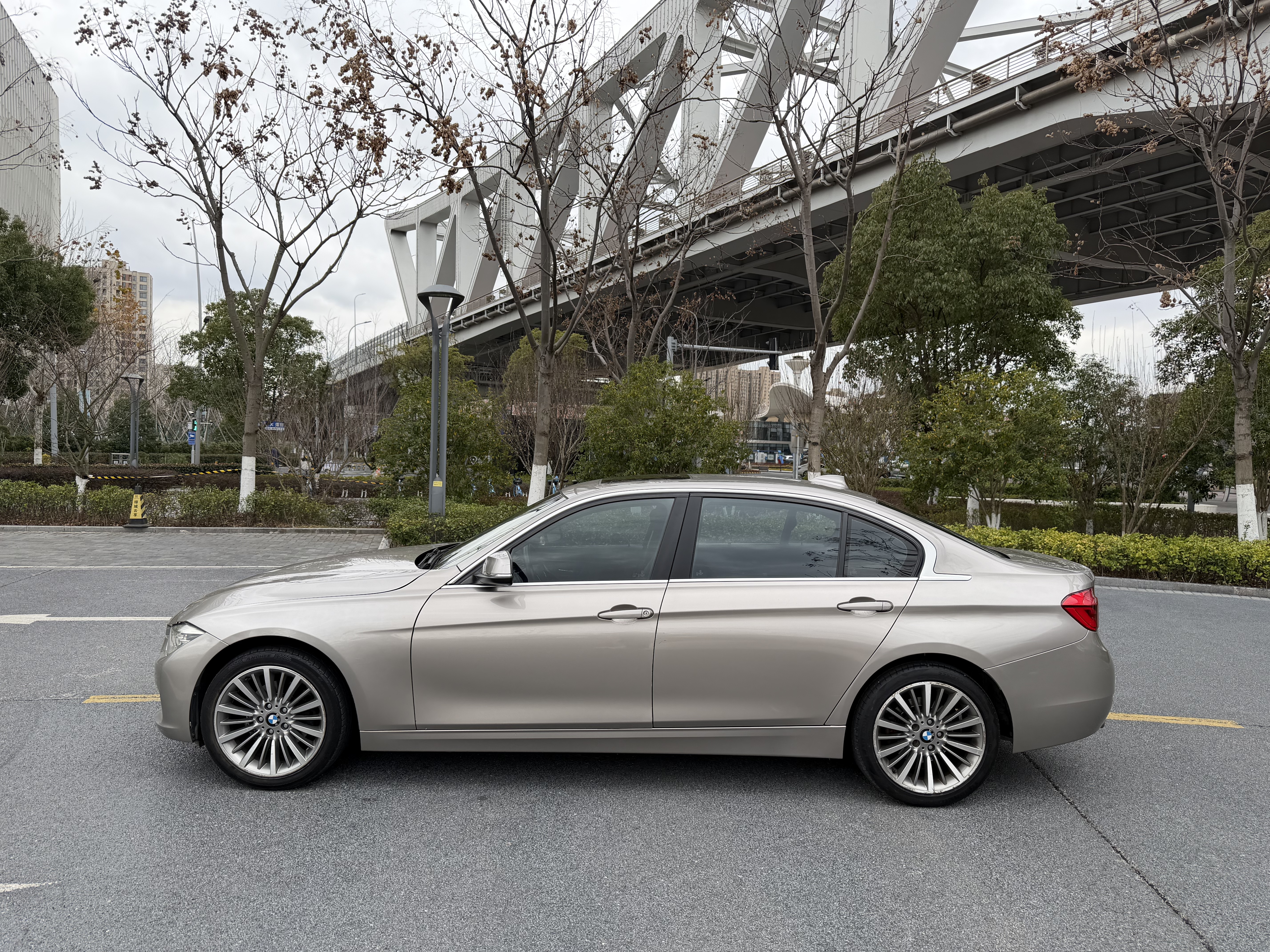 BMW 3 Series 2019 car image #13