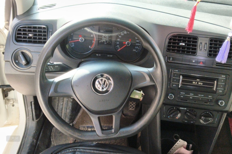 Volkswagen Polo 2018 car image #12