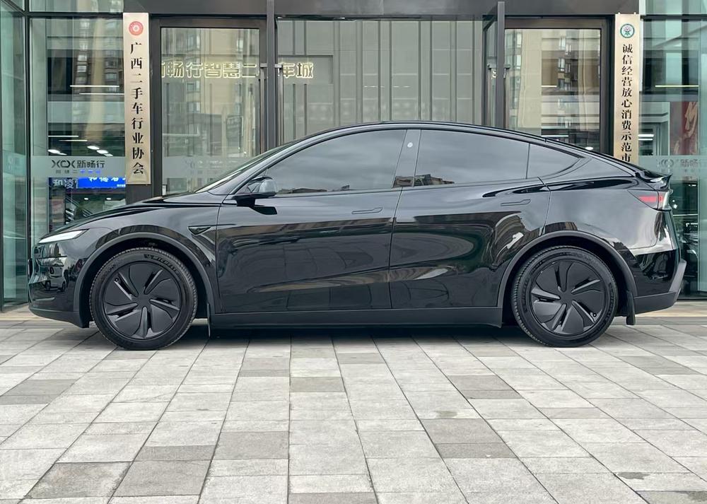 Tesla Model Y 2025 #3 Tesla Model Y 2025 car image #3