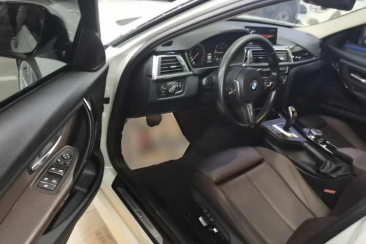 BMW 3 Series 2019 car image #16