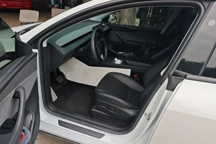 Tesla Model Y 2025 #15 Tesla Model Y 2025 car image #15