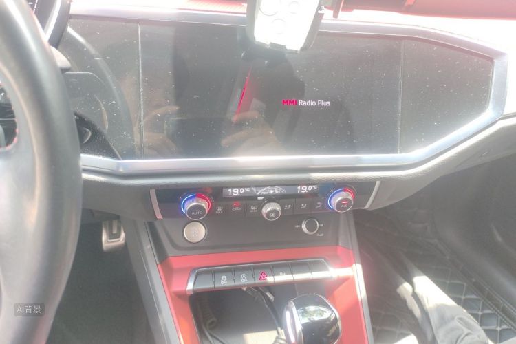 Audi Q3 2020 car image #15
