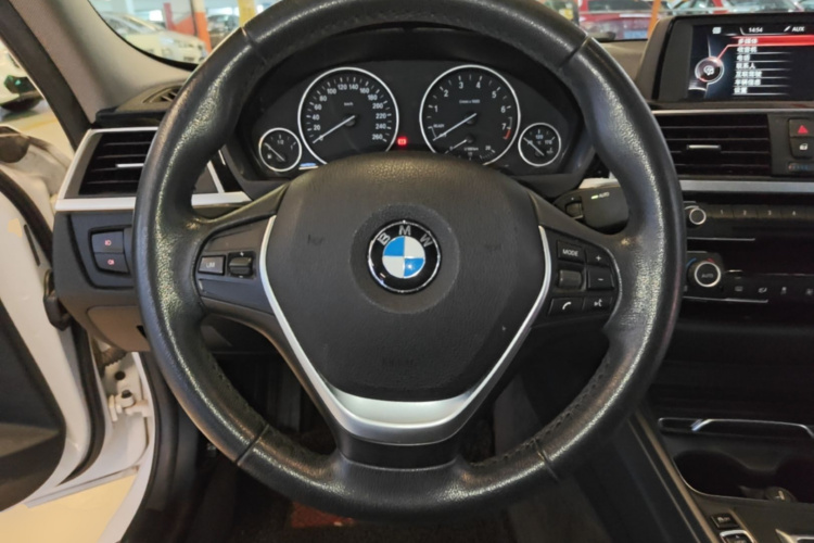 BMW 3 Series 2017 immagine di auto #11