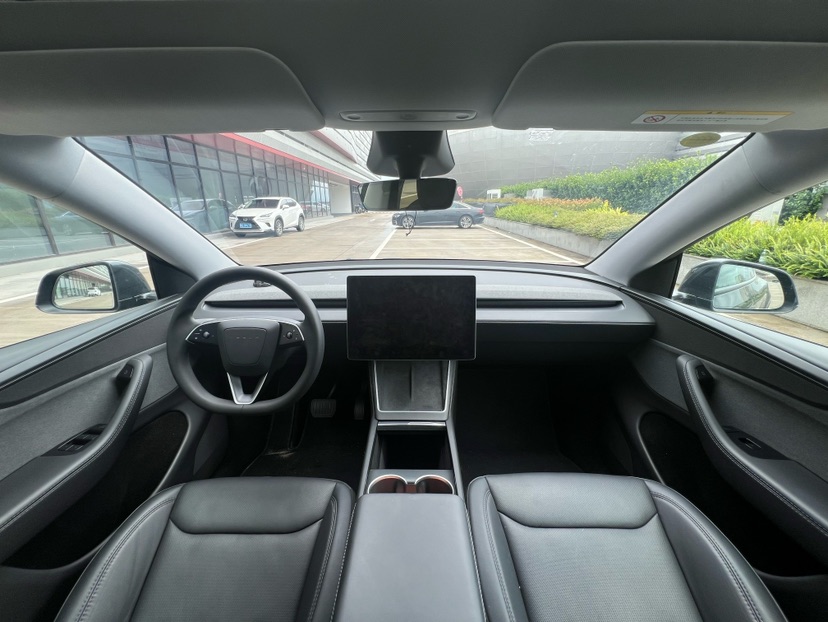 Tesla Model Y 2025 car image #10