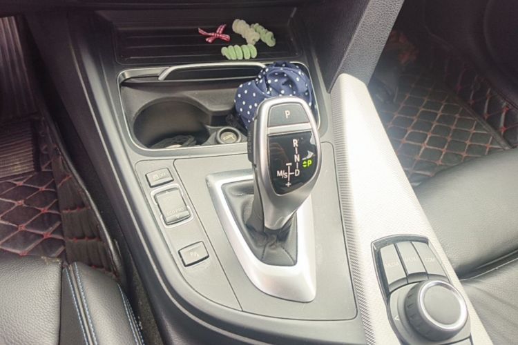 BMW 3 Series 2018 car image #18
