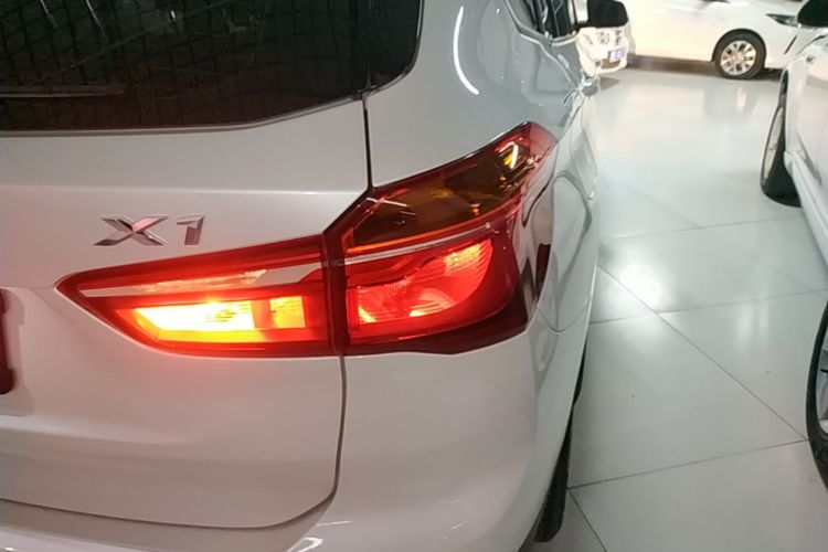 BMW X1 2017 #8 BMW X1 2017 car image #8