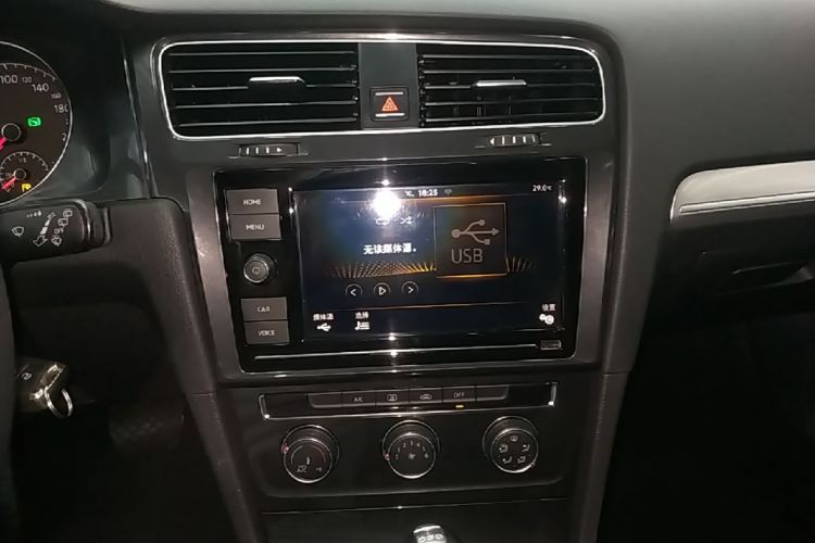 Volkswagen Golf 2019 car image #17