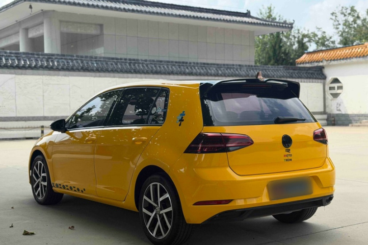 Volkswagen Golf 2018 car image #3