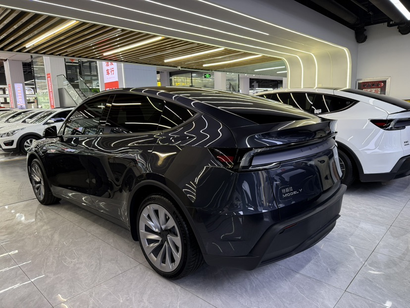 Tesla Model Y 2025 #7 Tesla Model Y 2025 car image #7