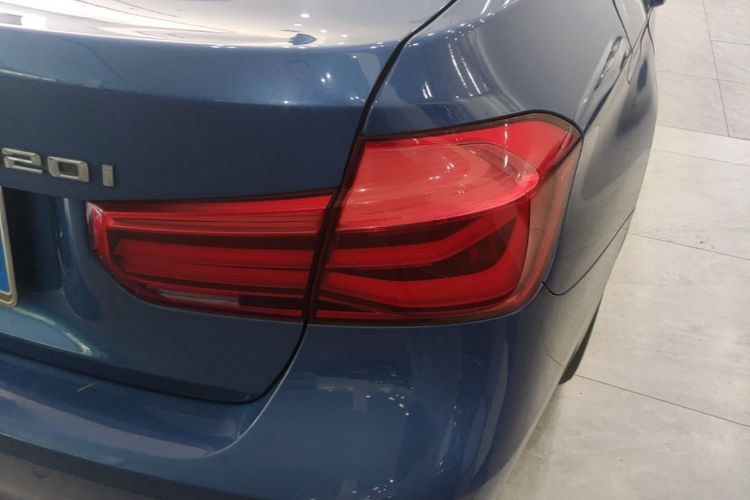 BMW 3 Series 2018 #8 BMW 3 Series 2018 car image #8