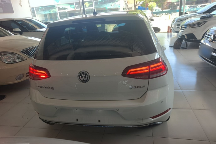 Volkswagen Golf 2019 car image #6