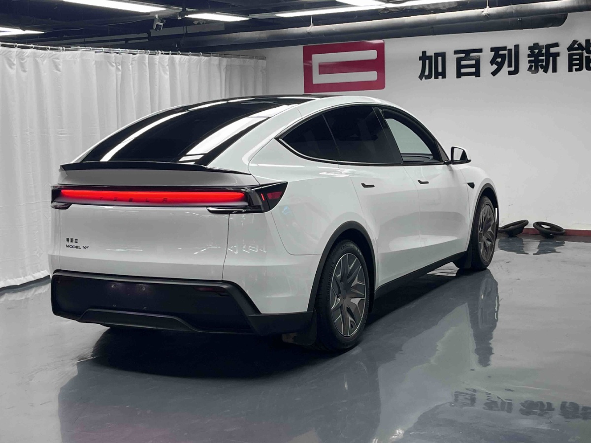 Tesla Model Y L 2026 #14 Tesla Model Y L 2026 car image #14