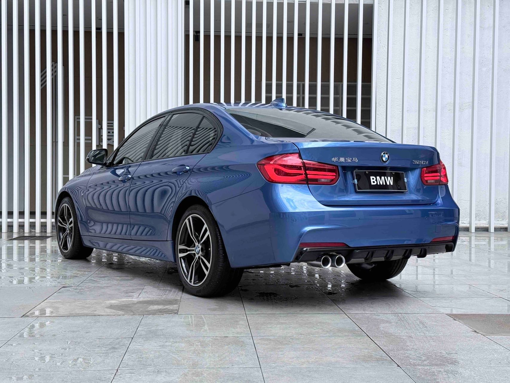 BMW 3 Series 2019 car image #18