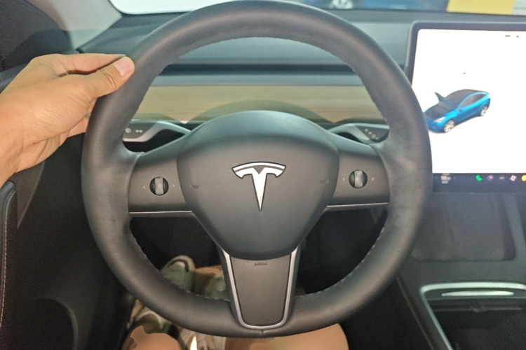 Tesla Model Y 2021 car image #11