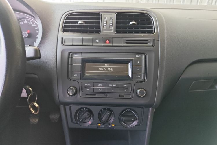 Volkswagen Polo 2014 car image #13