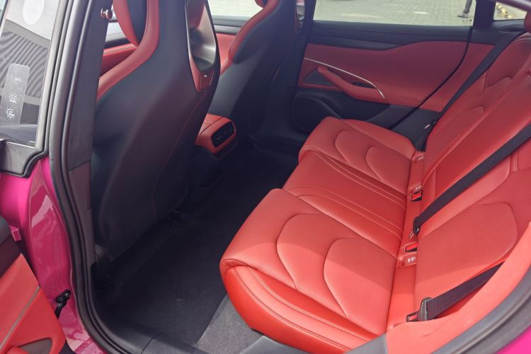 MI SU7 2025 immagine di auto #9