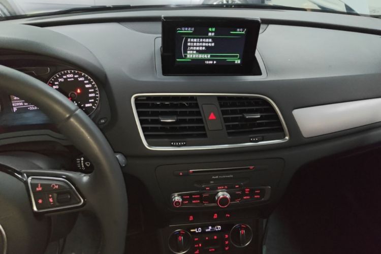 Audi Q3 2018 car image #13