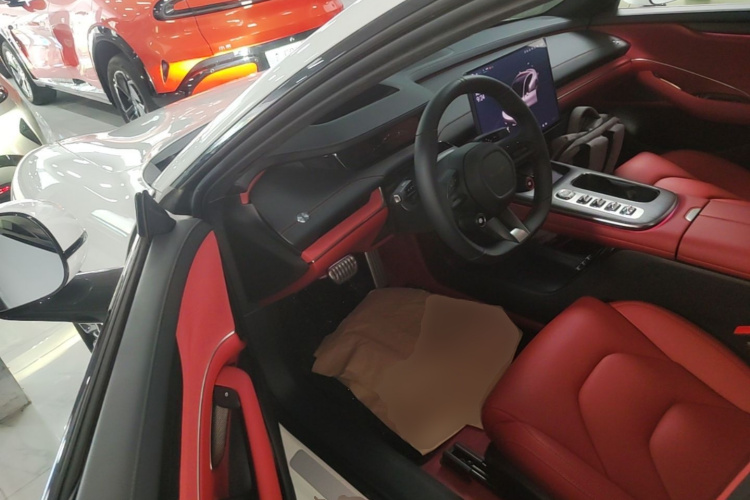 MI SU7 2025 immagine di auto #12