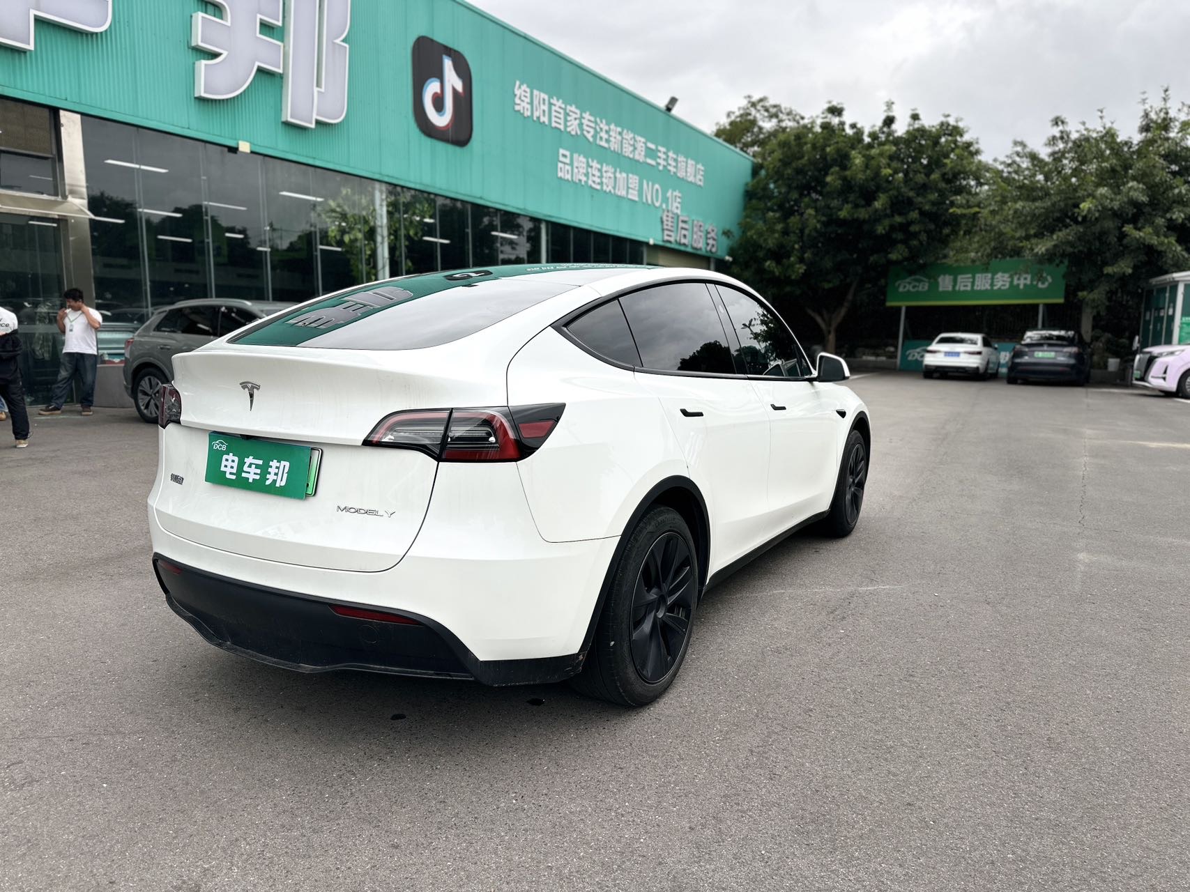 Tesla Model Y 2024 #9 Tesla Model Y 2024 car image #9